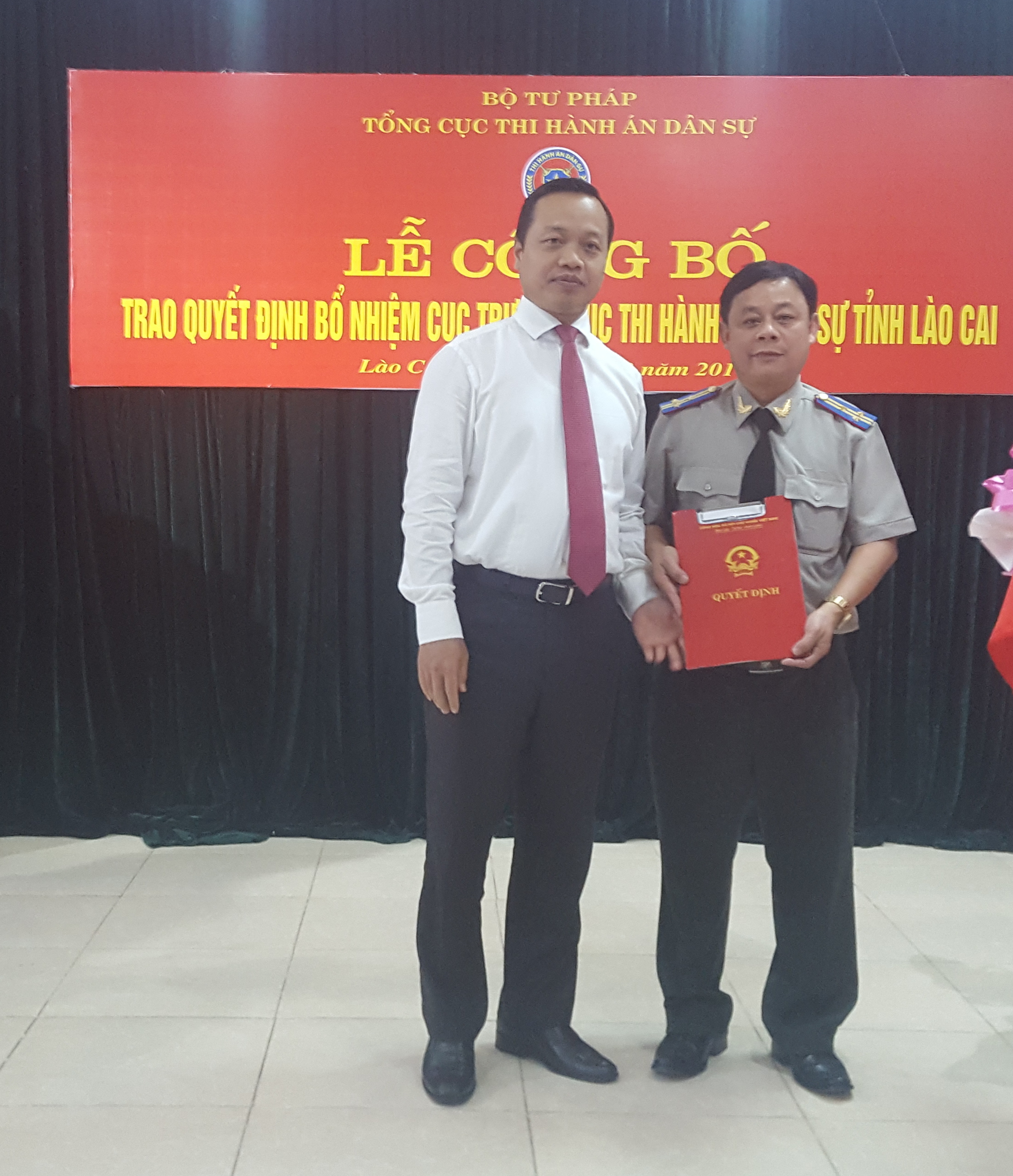 Đồng chí Trần Tiến Dũng, Ủy viên Ban Cán sự đảng, Thứ trưởng Bộ Tư pháp trao Quyết định Bổ nhiệm Cục trưởng cục THADS tỉnh Lào Cai